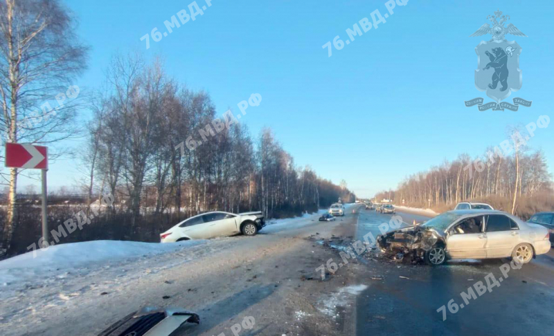 В результате столкновения двух иномарок на трассе в Ярославской области пострадали три человека