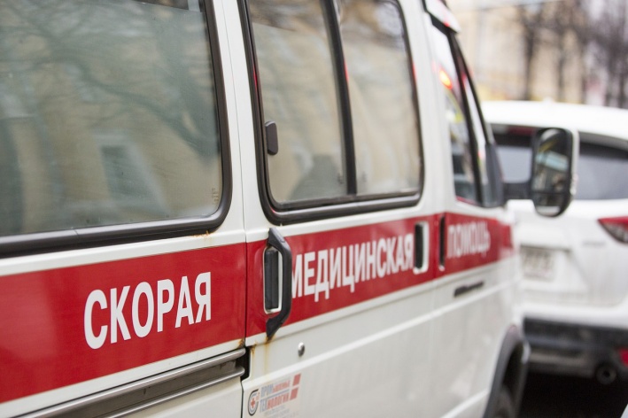 В Ярославле скорая застряла во дворе, окруженная припаркованными машинами: полиция проведет проверку