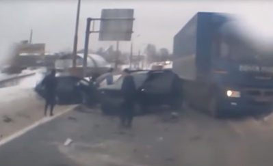 В массовом ДТП на Промышленном шоссе в Ярославле пострадал человек