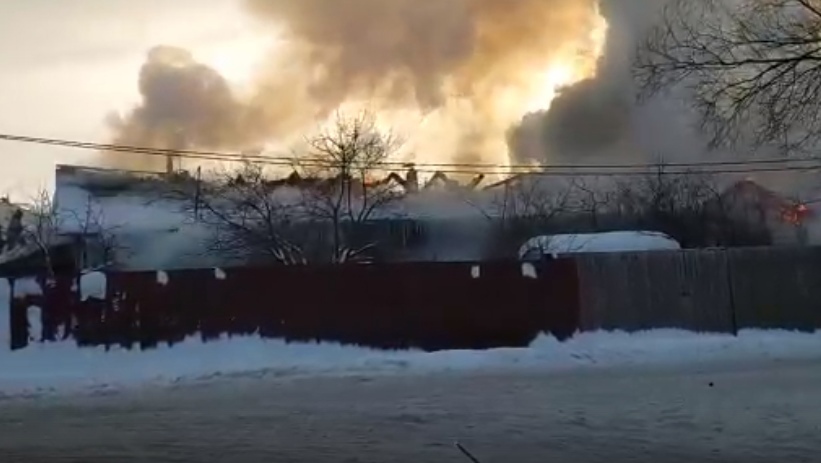 Пожар в жилом доме под Ярославлем: шесть семей остались без крыши над головой