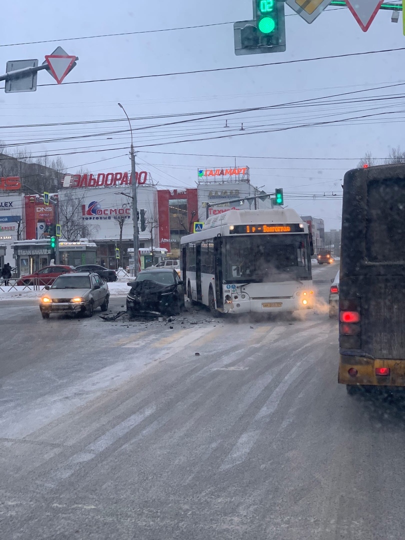 На проспекте в Ярославле рейсовый автобус столкнулся с легковушкой