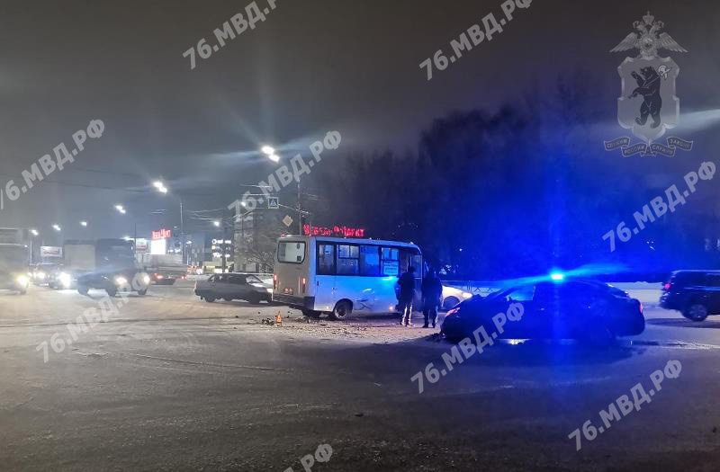 В Ярославле маршрутка столкнулась с иномаркой: пострадали пассажиры автобуса