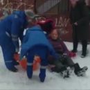 Ветеран войны в Ярославле пострадала от глыбы льда: следком проводит проверку
