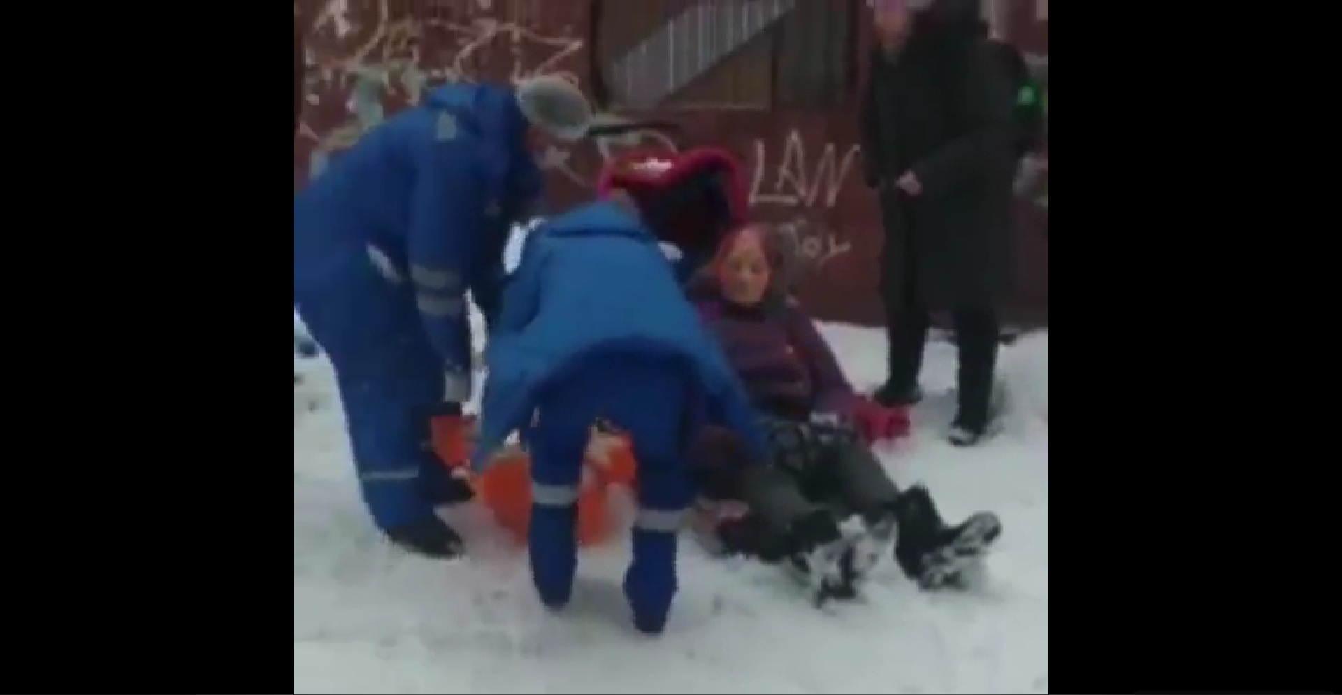 Ветеран войны в Ярославле пострадала от глыбы льда: следком проводит проверку