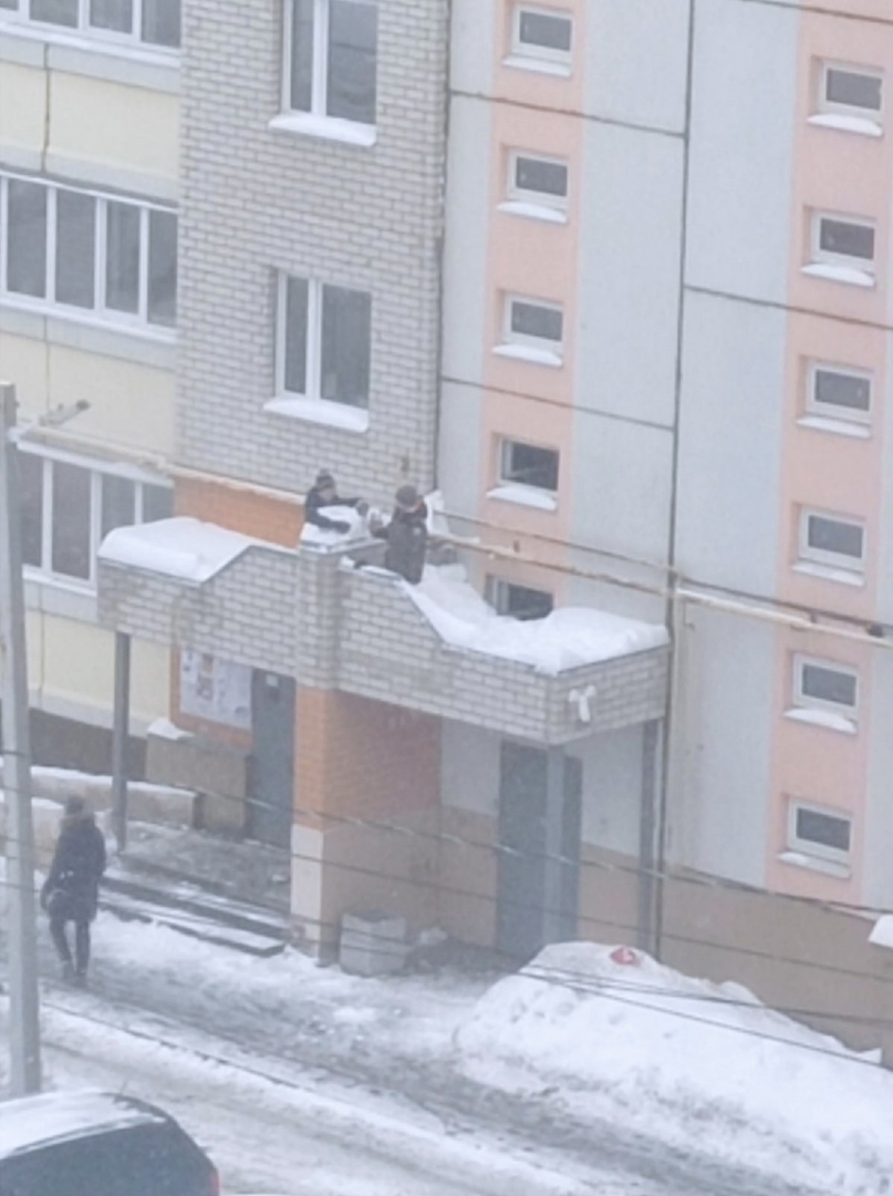 В Ярославле очевидцы сняли, как дети играют на козырьке подъезда