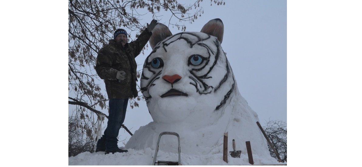 Ярославский художник создает снежную пятиметровую тигрицу с тигрятами