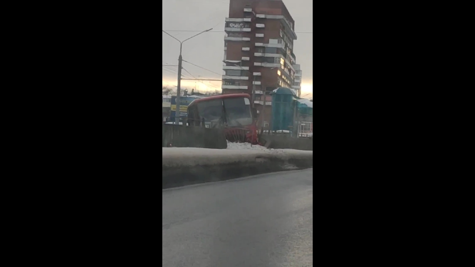 В Ярославле маршрутка с пассажирами влетела в забор