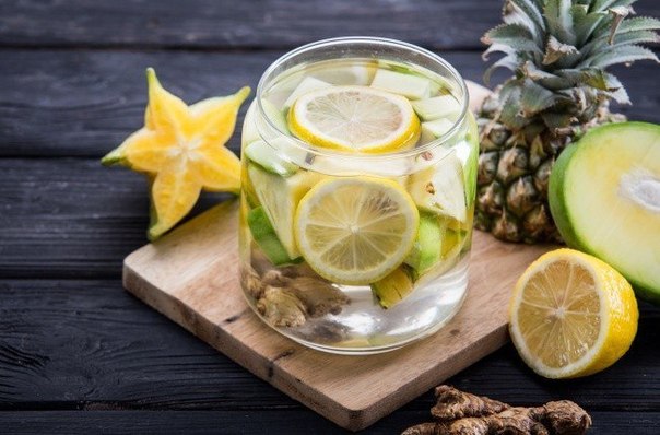 9 способов сделать питьевую воду вкуснее и полезнее